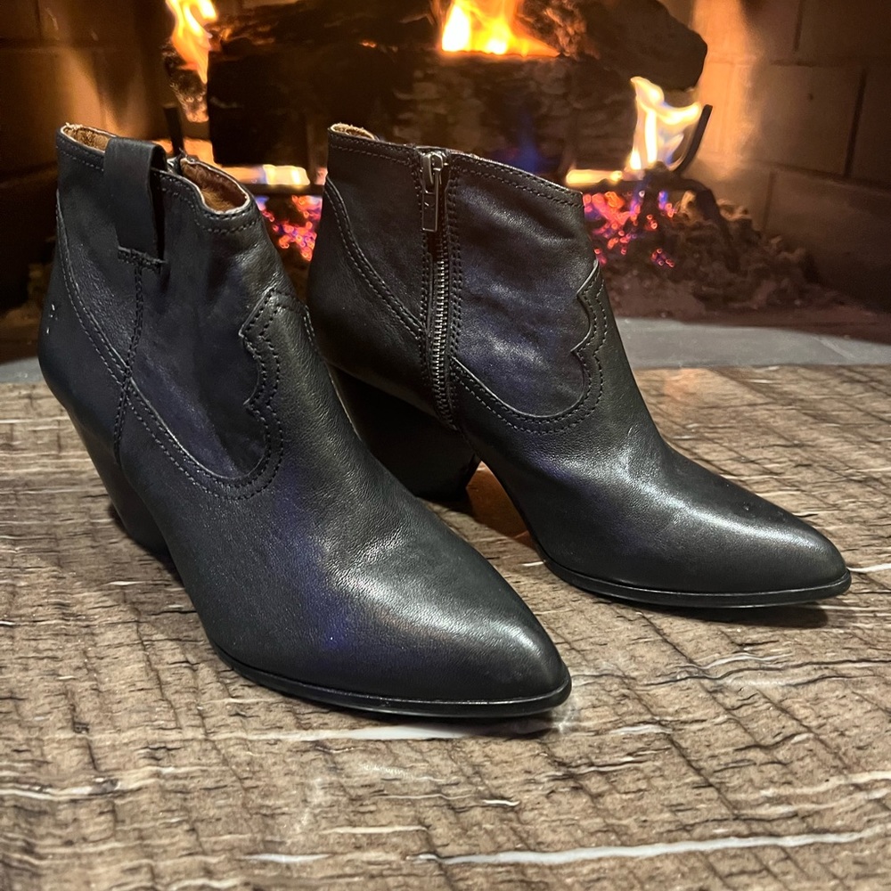 Frye Reina Leather Booties Pointed Toe
3479257-bIk